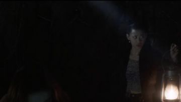 Urban Outfitters Shona Recadrée Recadrée Haut en Maille porté par Georgia 'George' Fan (Leah Lewis) comme on le voit dans Nancy Drew série TV garde-robe (S03E07)