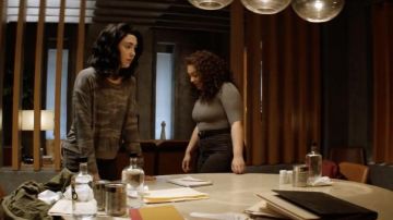 Splendid Camo Print Crew in Olive worn by Hope Bennett (Alexa Mansour) as seen in The Walking Dead: World Beyond (S02E06)