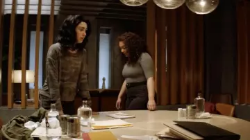 Splendid Camo Print Crew in Olive worn by Hope Bennett (Alexa Mansour) as seen in The Walking Dead: World Beyond (S02E06)