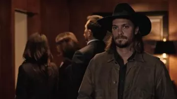 Freenote Cloth Riders Veste en Toile Cirée Chêne porté par Kayce Dutton (Luke Grimes) comme on le voit dans les tenues d&#39;émission de télévision de Yellowstone (S04E04)