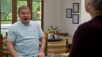Polo azul claro de Lacoste usado por Jeff Greene (Jeff Garlin) como se ve en Curb Your Enthusiasm (S11E05)