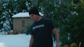 Metrikmoto Black Tee porté par Briggs (Channing Tatum) dans les tenues de film de Chien