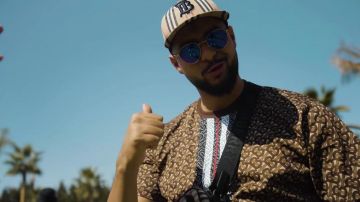 The t-shirt printed monogram Burberry worn by Hassan in the clip TSM of Oby One