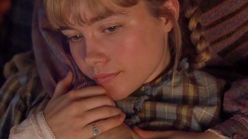 Anillo rosado usado por Amy March (Florence Pugh) en la película Mujercitas