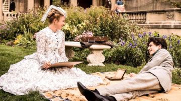 Vestido negro blanco de Amy March (Florence Pugh) en The Daughters of Doctor March
