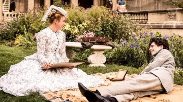 Vestido negro blanco de Amy March (Florence Pugh) en The Daughters of Doctor March