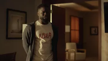 Le t-shirt NWA porté par Kid (Kevin Hart) dans la série La réalité en face (S01E01)