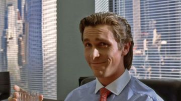 La chemise bleue à col blanc porté par (Christian Bale) dans American psycho