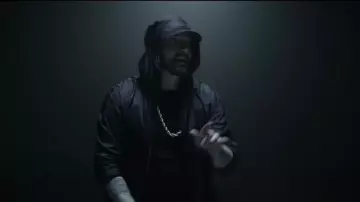 Chaqueta negra usada por Eminem sobre su sudadera con capucha en el video musical de Venom