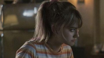 Striped Daisy T-Shirt worn by Kinsey Locke (Emilia Jones) in Locke & Key TV show outfits (Season 1 Episode 6)