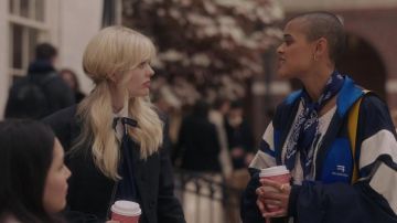 Balenciaga Chaqueta de palangre bordada con paneles de concha usada por Julien Calloway (Jordan Alexander) como se ve en Gossip Girl (S01E08)