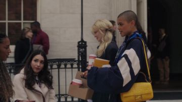 Fendi Yellow Shoulder Leather Baguette Cross Body Bag usado por Julien Calloway (Jordan Alexander) como se ve en Gossip Girl (S01E08)