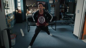 Chándal Adidas en negro usado por A.C. Slater (Mario López) como se ve en los atuendos de la serie de televisión Saved by the Bell (Temporada 2 Episodio 1)