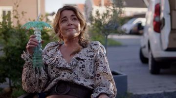 Blusa floral estampada de Zara Puff usada por Guusje (Kim-Lian) como se ve en los atuendos de la película Just Say Yes