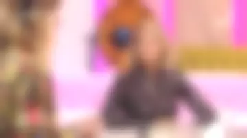 Sylvie Tellier&#39;s tight-fitting brown leather jacket in the show Je t&#39;aime etc ...