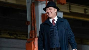 Le manteau trench bleu marine Loro Piana de Red Reddington (James Spader) dans Blacklist (S03E19)
