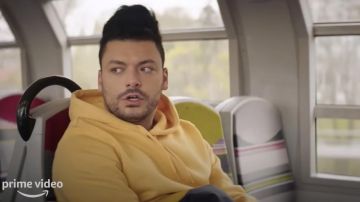 The yellow sweatshirt with hood of Thomas the Lama (Kev Adams) in the movie Haters