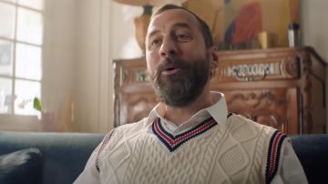 El suéter blanco retorcido sin mangas del Sr. Guiniou (Fred Testot) en la película Haters