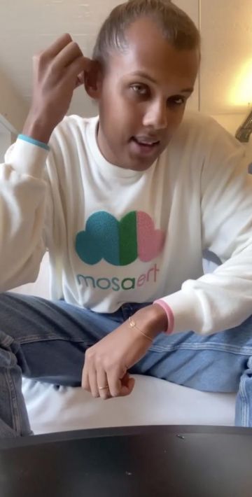The sweatshirt "cloud" Mosaert worn by Stromae on a story on his account Instagram @stromae