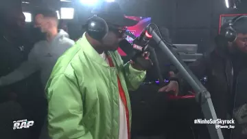 Le bomber vert Prada porté par Ninho dans sa vidéo Sky Priority pour #PlanèteRap sur Skyrock