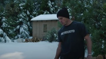 Le t-shirt Metrikmoto porté par Briggs (Channing Tatum) comme on le voit dans la garde-robe du film Chien