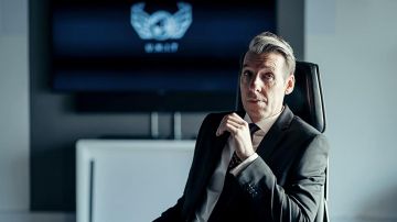 Gucci Serpent Imprimer Cravate portée par Prentis (Craig Parkinson) comme on le voit dans Doctor Who Tv séries tenues (Saison 13 Épisode 5)