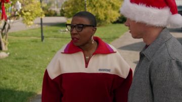 Isabel Marant Étoile Mamet sweat-shirt en molleton porté par Henrietta 'Hen' Wilson (Aisha Hinds) comme on le voit dans l'émission télévisée 9-1-1 garde-robe (S05E10)