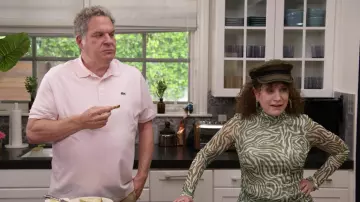 Polo lacoste Pink Short Sleeve usado por Jeff Greene (Jeff Garlin) como se ve en el vestuario del programa de televisión Curb Your Enthusiasm (Temporada 11 Episodio 7)