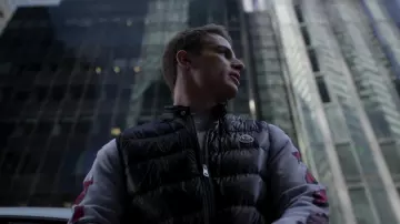 Moncler Black Down Gui Gilet porté par Brayden Weston (Gianni Paolo) comme on le voit dans Power Book II: Ghost séries télévisées tenues (Saison 2 Épisode 3)