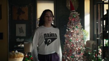 Laika The Space Dog Camiseta de manga larga usada por Kate Bishop (Hailee Steinfeld) en el armario de Hawkeye (Temporada 1 Episodio 4)