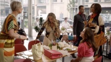 Veronica Silicani Secchiellone bolso de ante usado por Lisa Todd Wexley (Nicole Ari Parker) como se ve en And Just Like That... (S01E01)