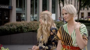 Dries van Noten Vestido dorias a rayas usado por Miranda Hobbs (Cynthia Nixon) como se ve en And Just Like That... Vestuario de series de televisión (S01E01)