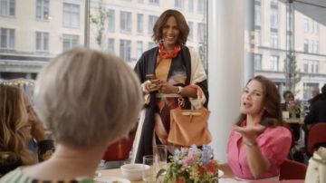 Issey Miyake Musa traje de novia plisado con estampado gráfico usado por Lisa Todd Wexley (Nicole Ari Parker) como se ve en And Just Like That... (S01E01)