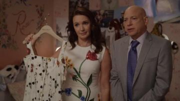 Lela Rose Embellished Garden Vestido de cóctel sin mangas usado por Charlotte York (Kristin Davis) como se ve en And Just Like That... (S01E01)
