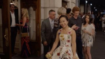 Oscar De La Renta vestido de cuello halter-appliqué floral usado por Lily Goldenblatt (Cathy Ang) como se ve en And Just Like That... (S01E01)