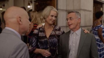 Gerard Darel Nahomy Blusa estampada en púrpura usada por Miranda Hobbs (Cynthia Nixon) como se ve en And Just Like That... (S01E01)