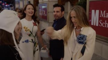 Louis Vuitton "Capucines" mini bolso en azul claro usado por Charlotte York (Kristin Davis) como se ve en And Just Like That... (S01E01)