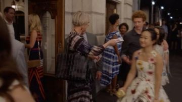 Paco Rabanne Pacoïo bolso de mano adornado con disco en negro usado por Miranda Hobbs (Cynthia Nixon) como se ve en And Just Like That... (S01E01)