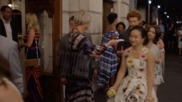 Roger Vivier "Blossom" clutch de satén usado por Lily Goldenblatt (Cathy Ang) como se ve en And Just Like That... Trajes de series de televisión (S01E01)