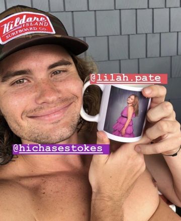 La casquette Volcom Kildare Island portée par Chase Stokes sur un post Instagram