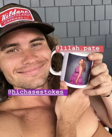 La casquette Volcom Kildare Island portée par Chase Stokes sur un post Instagram