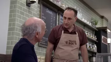 Le tablier de Mocha Joe (Saverio Guerra) dans la série Larry et son nombril (S10E01)