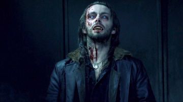 El abrigo con cuello de piel usado por Lucian (Michael Sheen) en la película Underworld