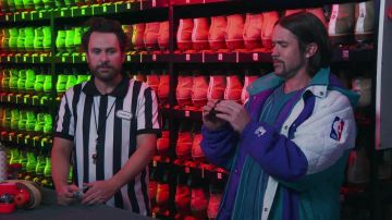 NBA Charlotte Hornets Starter Jacket usado por Mac (Rob McElhenney) como se ve en el vestuario de la serie de televisión It's Always Sunny in Philadelphia (Temporada 15 Episodio 4)