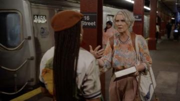 Elizabeth y James Chance Blusa de seda estampada usada por Miranda Hobbs (Cynthia Nixon) como se ve en And Just Like That... (S01E02)