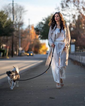 El look que luce en la calle Nina Dobrev en la cuenta de Instagram de @lilysilk