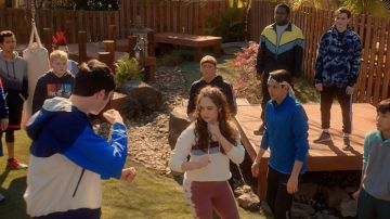 Nike Zip Pull en bleu porté par Daniel LaRusso (Ralph Macchio) comme on le voit dans les tenues de la série télévisée Cobra Kai (S04E01)