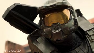 Casco usado por el Jefe Maestro (Pablo Schreiber) como se ve en la serie de televisión Halo (Temporada 1)