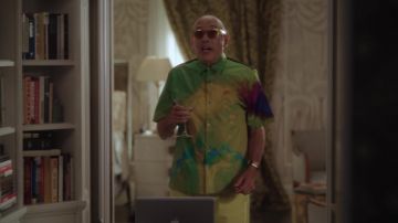 Dries Van Noten Imprimé tie and dye chemise verte portée par Stanford Blatch (Willie Garson) comme on le voit dans Et Juste Comme Ça… (S01E02)