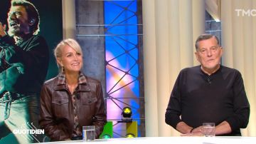 La camisa a cuadros occidental de Saint Laurent usada por Laeticia Hallyday en el programa Quotidien del 13 de septiembre de 2021